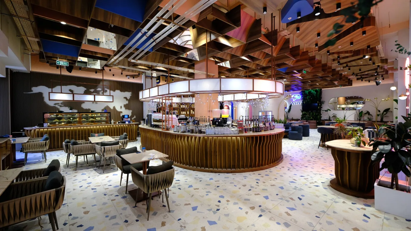 ExzaCreative tarafından yönetilen Why Coffee işletmesinin modern kafe iç mekan tasarımı ve müşteri alanı
