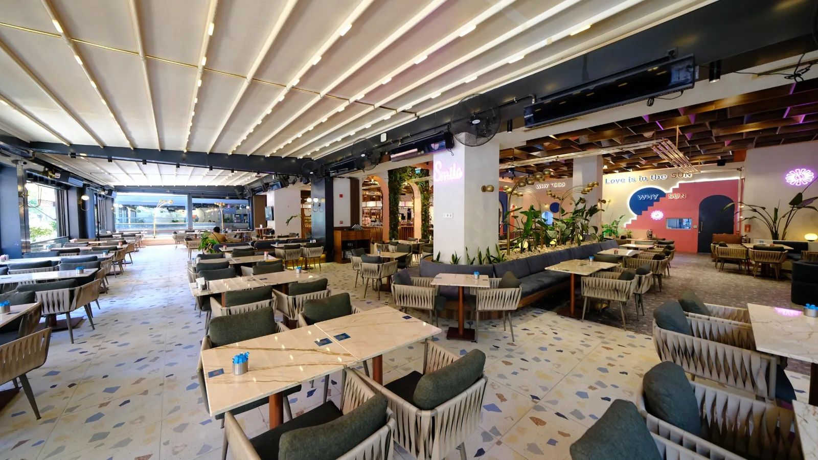 ExzaCreative tarafından yönetilen Why Coffee işletmesinin modern kafe iç mekan tasarımı ve müşteri alanı