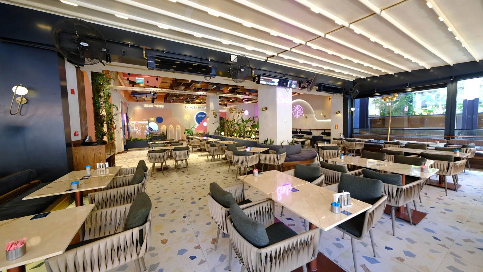 ExzaCreative tarafından yönetilen Why Coffee işletmesinin modern kafe iç mekan tasarımı ve müşteri alanı