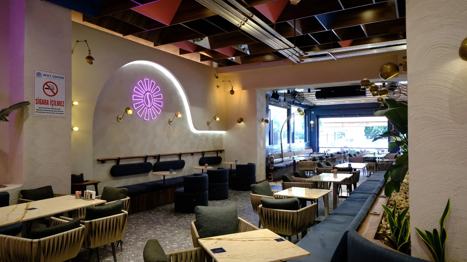 ExzaCreative tarafından yönetilen Why Coffee işletmesinin modern kafe iç mekan tasarımı ve müşteri alanı